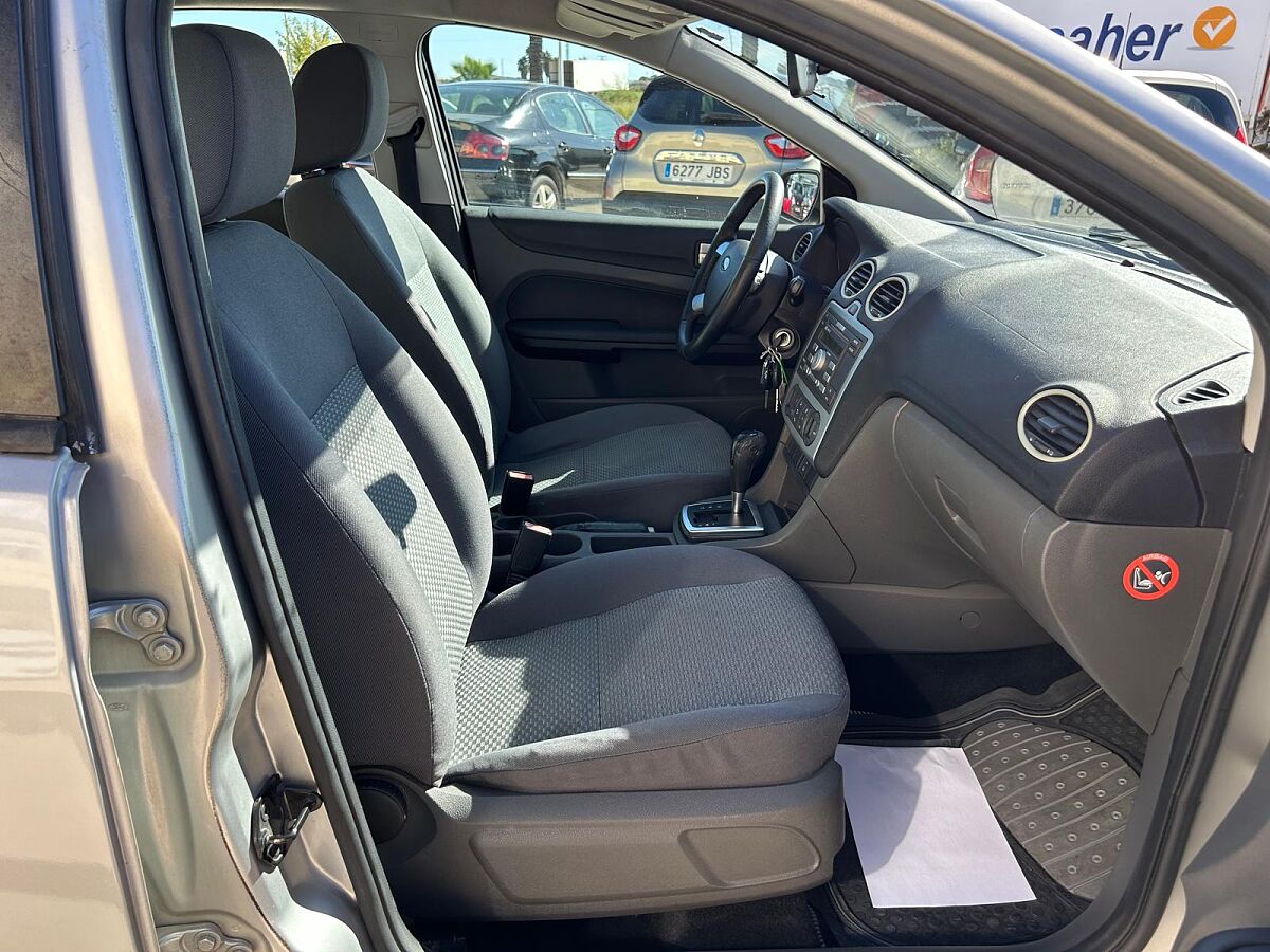 FORD FOCUS TREND 1.6 AUTO SALOON SPANISH LHD IN SPAIN 83000 MILES SUPER 2005